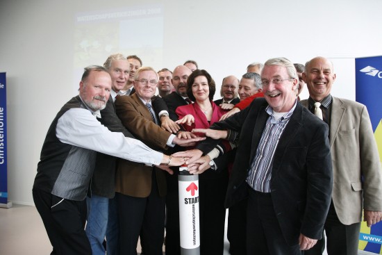 De Staatssecretaris met haar 'watermannen'.